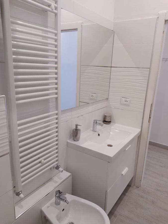 Modern Room With Private Bathroom トレント エクステリア 写真
