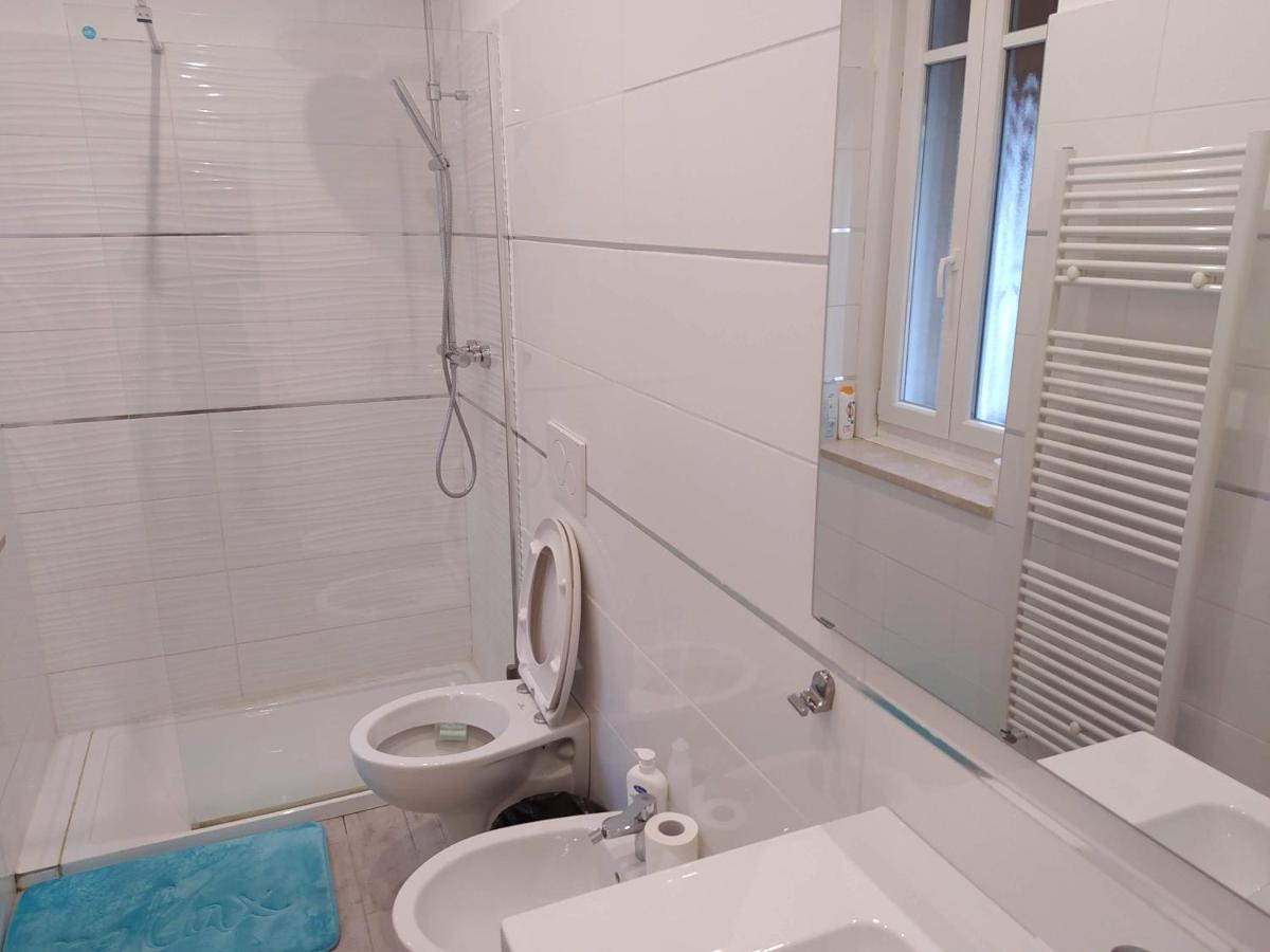 Modern Room With Private Bathroom トレント エクステリア 写真