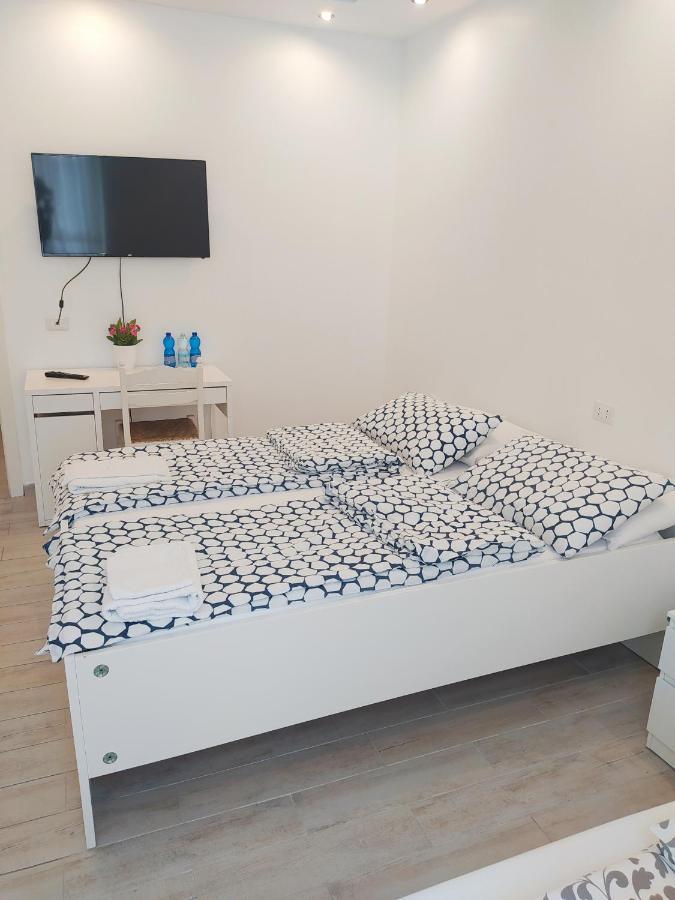 Modern Room With Private Bathroom トレント エクステリア 写真