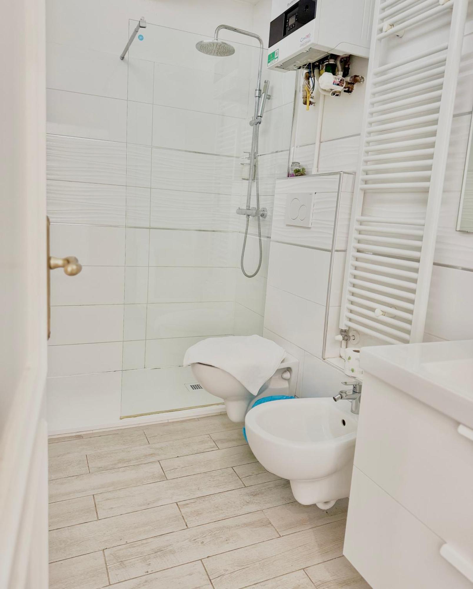 Modern Room With Private Bathroom トレント エクステリア 写真
