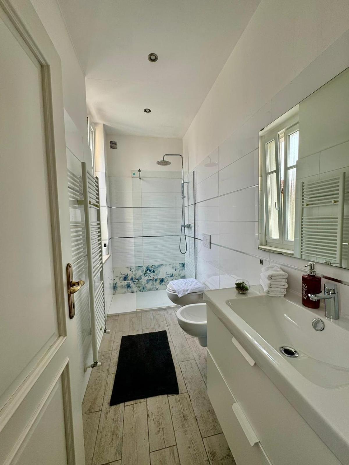 Modern Room With Private Bathroom トレント エクステリア 写真