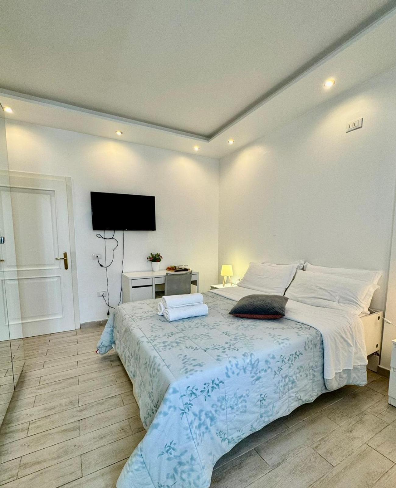 Modern Room With Private Bathroom トレント エクステリア 写真