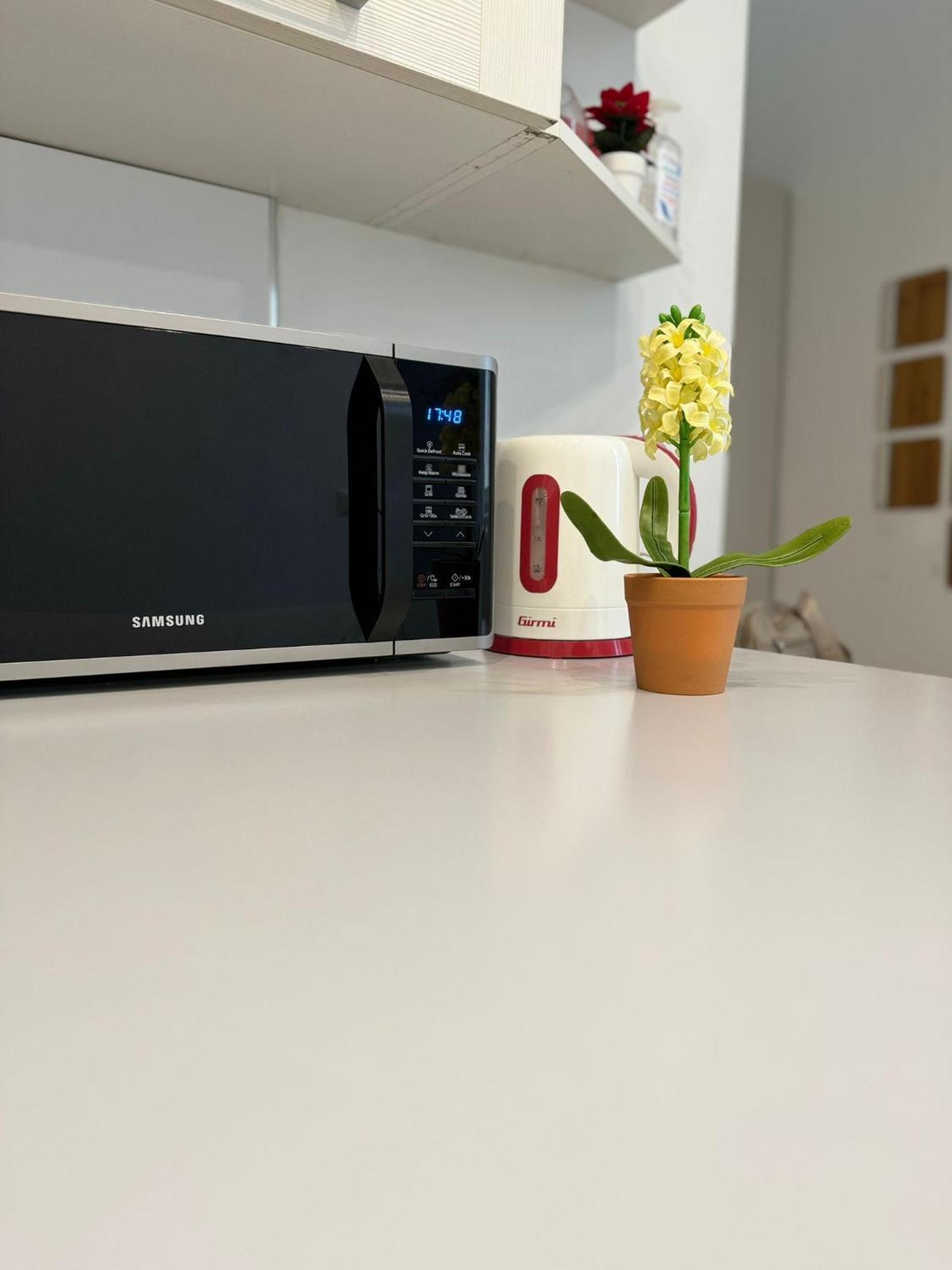 Modern Room With Private Bathroom トレント エクステリア 写真