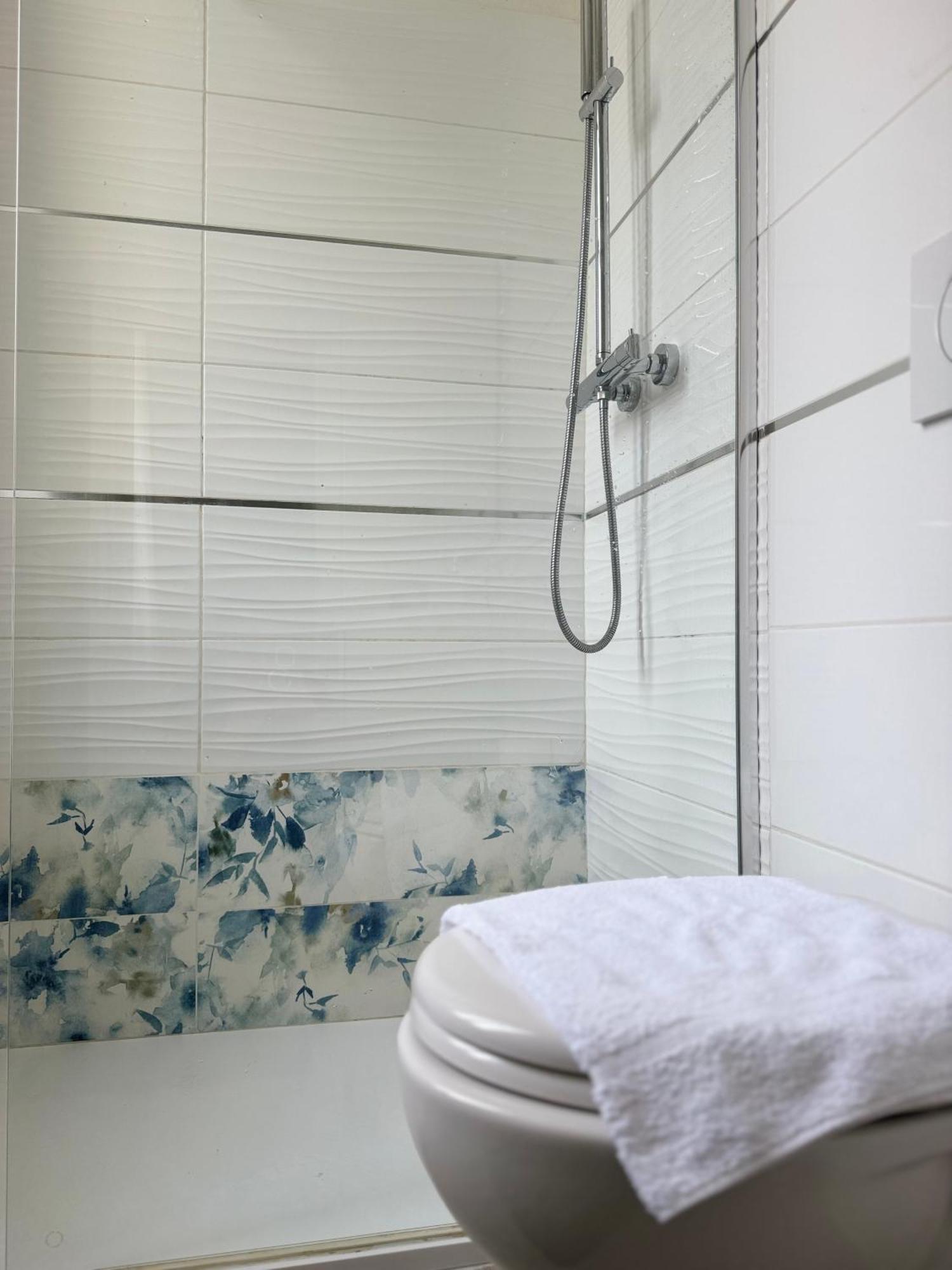 Modern Room With Private Bathroom トレント エクステリア 写真