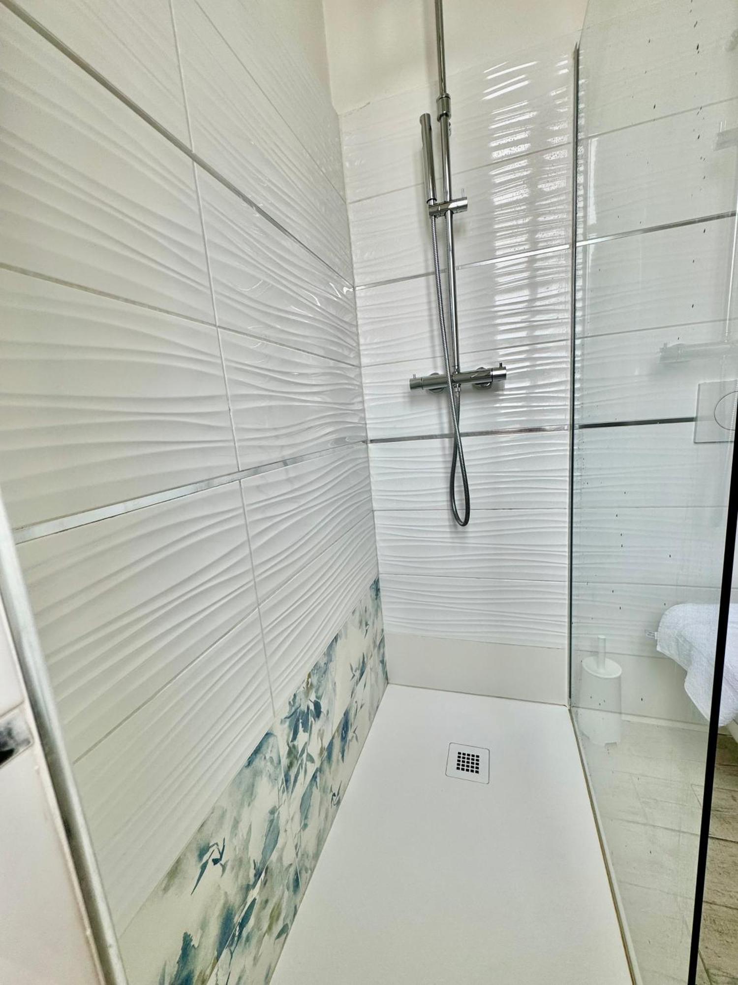Modern Room With Private Bathroom トレント エクステリア 写真