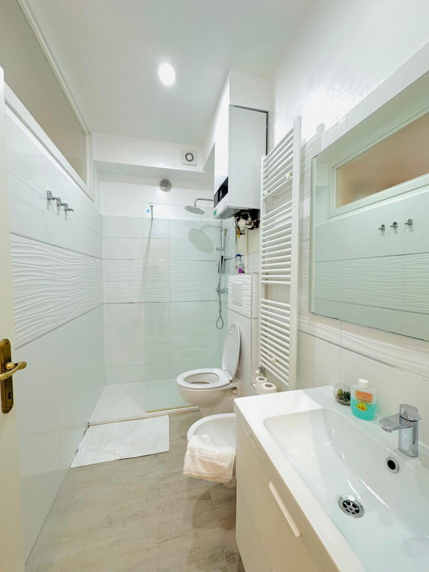 Modern Room With Private Bathroom トレント エクステリア 写真