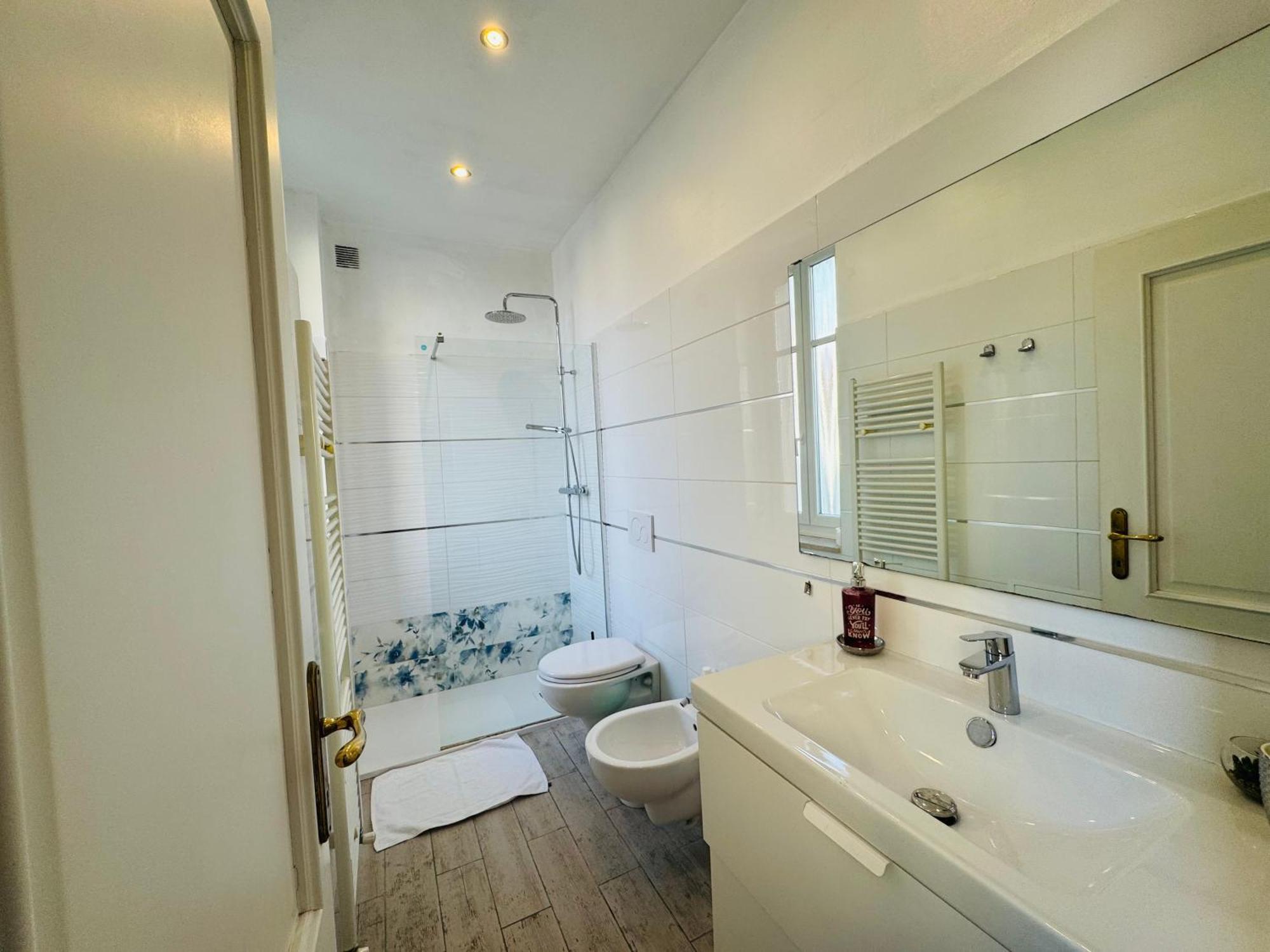 Modern Room With Private Bathroom トレント エクステリア 写真